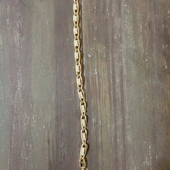 Elegant Gold Bracelet with Sparkling Accents - Picture 2 of 4